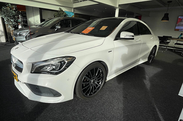 Mercedes-Benz CLA 180 White Art Edition, AGM Line, Panoramadak, UNIEK !!!!!